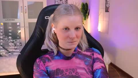 Snapshot of shinejoan chatting on 11/26/25, 09:38 help me reach my first 25 thumbs up online show from 11/26/25, 09:38