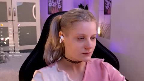 Snapshot of shinejoan chatting on 11/29/25, 09:07 help me reach my first 25 thumbs up online show from 11/29/25, 09:07