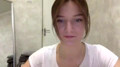 Snapshot of shining_pearl chatting on 11/11/25, 08:42 Jesica online show from 11/11/25, 08:42