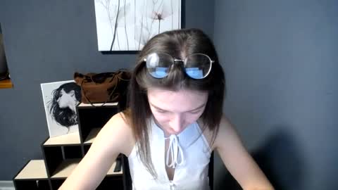 Snapshot of shining_pearl chatting on 06/22/26, 06:43 Jesica online show from 06/22/26, 06:43