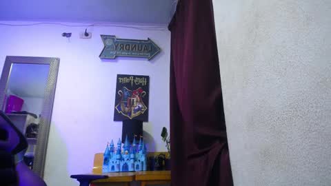 Snapshot of shining_star69 chatting on 10/15/25, 06:57 shining_star69 online show from 10/15/25, 06:57