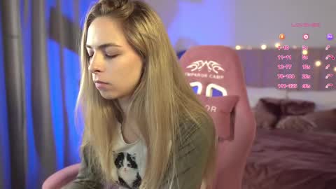 Snapshot of shinybarbie chatting on 09/19/25, 06:37 Julia online show from 09/19/25, 06:37