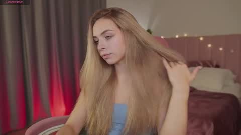 Snapshot of shinybarbie chatting on 09/22/25, 05:53 Julia online show from 09/22/25, 05:53