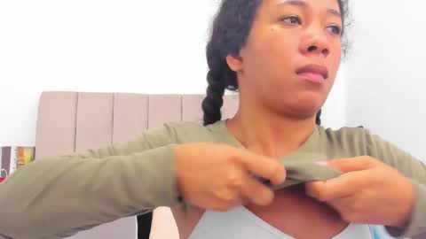 Snapshot of shira_sexylove chatting on 12/30/24, 05:15 shira_sexylove online show from 12/30/24, 05:15