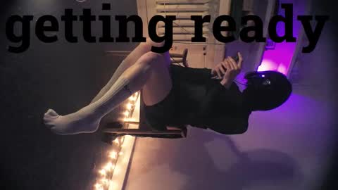 Snapshot of shoes_europe chatting on 11/19/25, 04:51 Vara online show from 11/19/25, 04:51