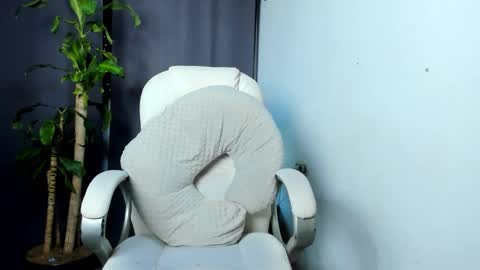 Snapshot of shooter_boy_ chatting on 10/21/25, 03:18 Shooter online show from 10/21/25, 03:18