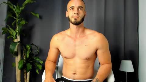 Snapshot of shooter_boy_ chatting on 10/28/25, 01:09 Shooter online show from 10/28/25, 01:09