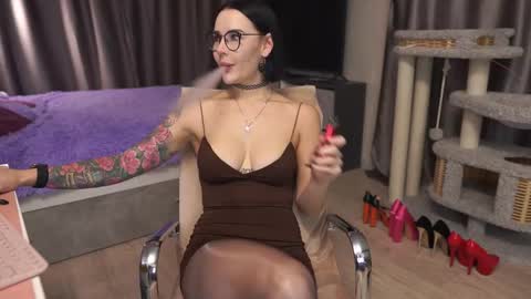 Snapshot of show_must_goon chatting on 11/26/25, 04:52 Anna online show from 11/26/25, 04:52