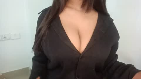 Snapshot of shreya_07 chatting on 06/18/26, 02:01 shreya_07 online show from 06/18/26, 02:01