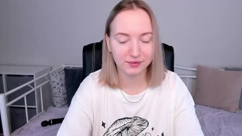 Snapshot of shy_annacutie chatting on 02/25/25, 05:41 Anna online show from 02/25/25, 05:41