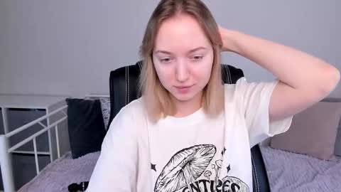 Snapshot of shy_annacutie chatting on 03/03/25, 05:53 Anna online show from 03/03/25, 05:53