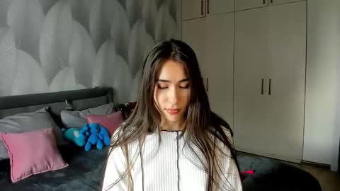 Mika online show from 09/18/25, 01:40