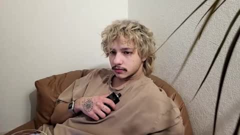 Snapshot of shy_boy17 chatting on 02/15/26, 04:25 your shy boy online show from 02/15/26, 04:25