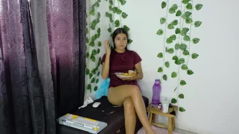 Snapshot of shy_brunnette chatting on 06/06/26, 03:39 Canela online show from 06/06/26, 03:39