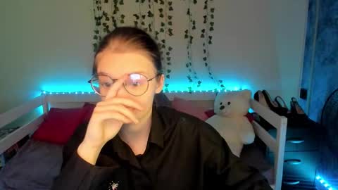 shy_elina01 online show from 10/04/25, 10:02