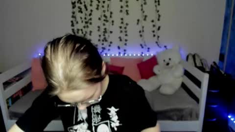 shy_elina01 online show from 10/15/25, 10:26