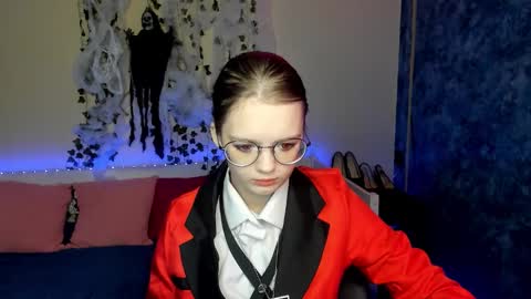 shy_elina01 online show from 10/31/25, 10:49