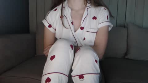 shy_schoolgirl_ online show from 02/06/25, 08:23