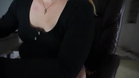 bella online show from 09/11/25, 03:39