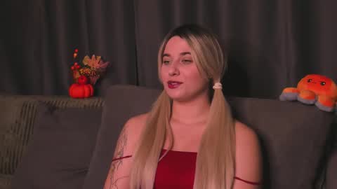 Snapshot of shybunny01 chatting on 10/25/25, 06:13 Mary online show from 10/25/25, 06:13