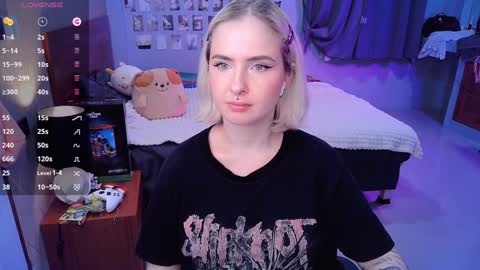 Snapshot of shyfoxxxy chatting on 12/01/24, 04:29 Effie online show from 12/01/24, 04:29