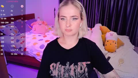 Snapshot of shyfoxxxy chatting on 12/06/24, 07:01 Effie online show from 12/06/24, 07:01