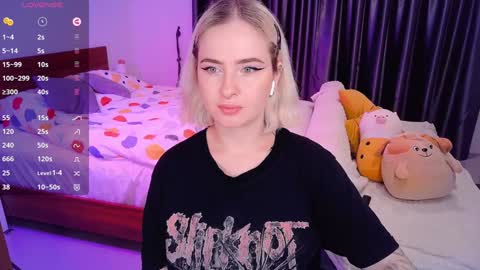 Snapshot of shyfoxxxy chatting on 12/07/24, 08:22 Effie online show from 12/07/24, 08:22