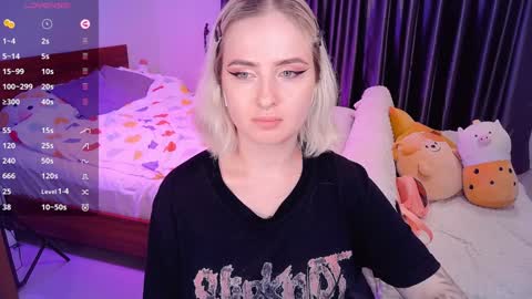 Snapshot of shyfoxxxy chatting on 12/10/24, 02:39 Effie online show from 12/10/24, 02:39