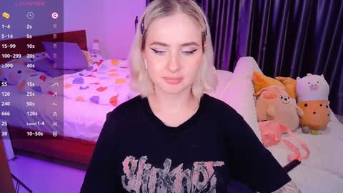 Snapshot of shyfoxxxy chatting on 12/11/24, 05:04 Effie online show from 12/11/24, 05:04