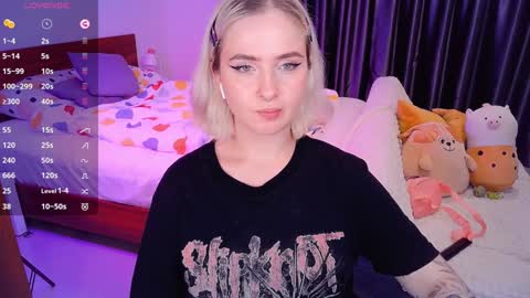 Snapshot of shyfoxxxy chatting on 12/11/24, 08:07 Effie online show from 12/11/24, 08:07