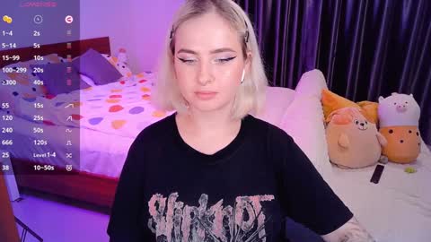 Snapshot of shyfoxxxy chatting on 12/13/24, 05:21 Effie online show from 12/13/24, 05:21