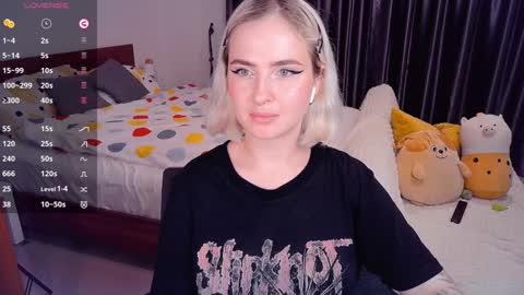 Snapshot of shyfoxxxy chatting on 12/13/24, 08:26 Effie online show from 12/13/24, 08:26