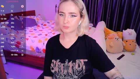 Snapshot of shyfoxxxy chatting on 12/14/24, 08:08 Effie online show from 12/14/24, 08:08