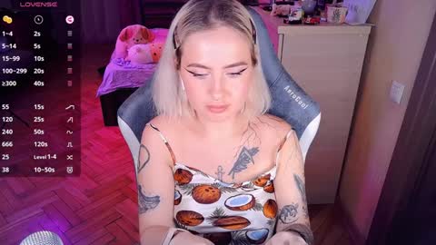 Snapshot of shyfoxxxy chatting on 12/18/24, 07:08 Effie online show from 12/18/24, 07:08