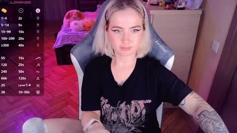 Snapshot of shyfoxxxy chatting on 12/19/24, 01:28 Effie online show from 12/19/24, 01:28