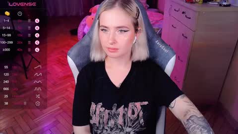 Snapshot of shyfoxxxy chatting on 12/20/24, 05:29 Effie online show from 12/20/24, 05:29