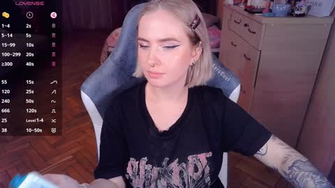 Snapshot of shyfoxxxy chatting on 01/02/25, 09:18 Effie online show from 01/02/25, 09:18