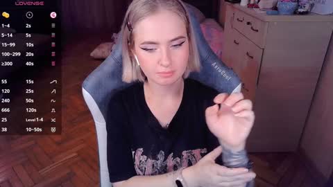 Snapshot of shyfoxxxy chatting on 01/03/25, 05:42 Effie online show from 01/03/25, 05:42