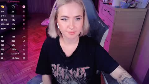 Snapshot of shyfoxxxy chatting on 01/10/25, 03:48 Effie online show from 01/10/25, 03:48