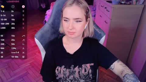 Snapshot of shyfoxxxy chatting on 01/13/25, 05:23 Effie online show from 01/13/25, 05:23