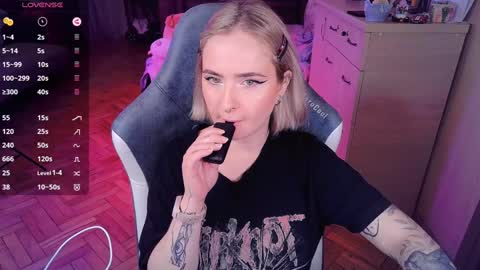 Snapshot of shyfoxxxy chatting on 01/13/25, 08:26 Effie online show from 01/13/25, 08:26