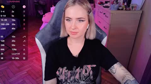 Snapshot of shyfoxxxy chatting on 01/24/25, 04:17 Effie online show from 01/24/25, 04:17