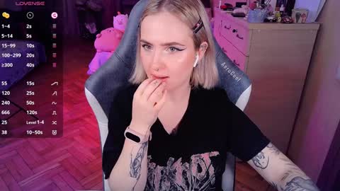 Snapshot of shyfoxxxy chatting on 01/24/25, 07:39 Effie online show from 01/24/25, 07:39