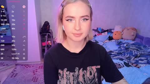 Snapshot of shyfoxxxy chatting on 02/06/25, 12:33 Effie online show from 02/06/25, 12:33