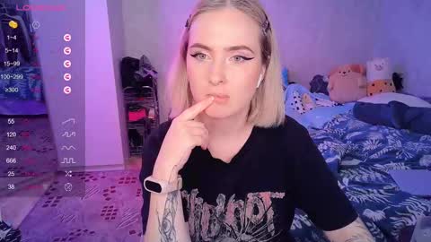 Snapshot of shyfoxxxy chatting on 02/09/25, 10:54 Effie online show from 02/09/25, 10:54