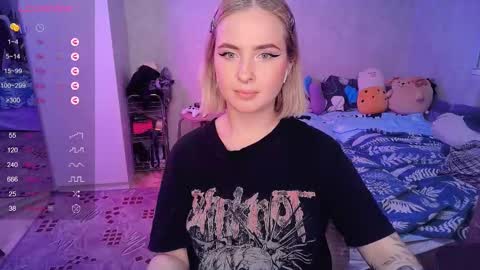 Snapshot of shyfoxxxy chatting on 02/10/25, 06:56 Effie online show from 02/10/25, 06:56