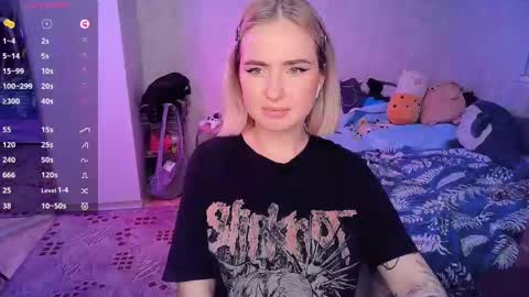 Snapshot of shyfoxxxy chatting on 02/13/25, 06:27 Effie online show from 02/13/25, 06:27