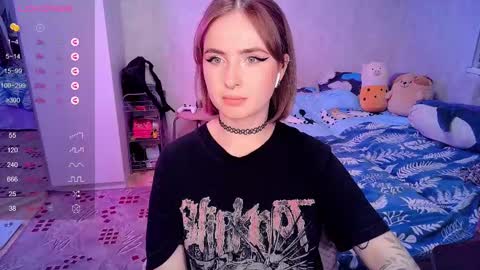 Snapshot of shyfoxxxy chatting on 02/19/25, 02:23 Effie online show from 02/19/25, 02:23