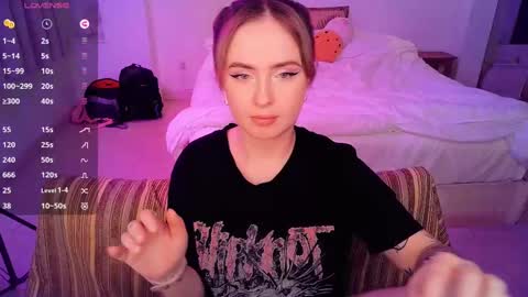 Snapshot of shyfoxxxy chatting on 02/24/25, 07:41 Effie online show from 02/24/25, 07:41