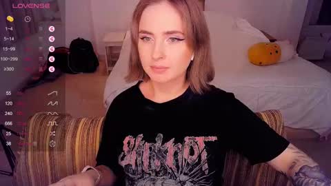 Snapshot of shyfoxxxy chatting on 02/27/25, 04:32 Effie online show from 02/27/25, 04:32